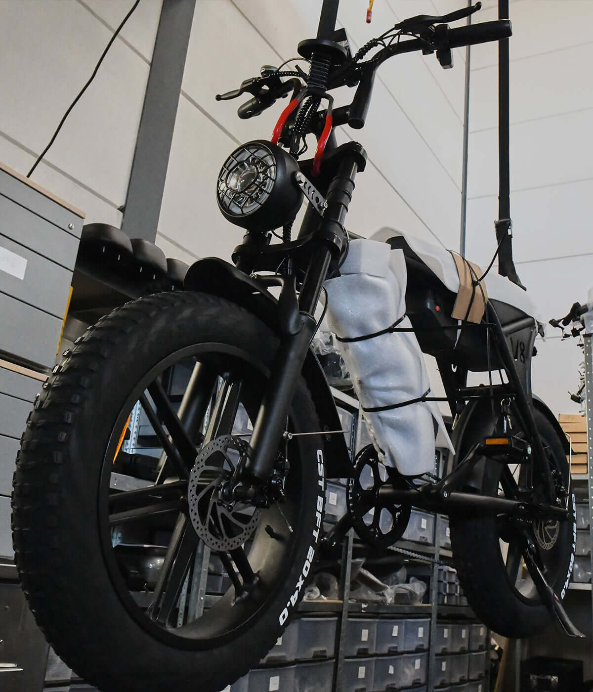 Ouxi fatbike in de opslag van dailyride